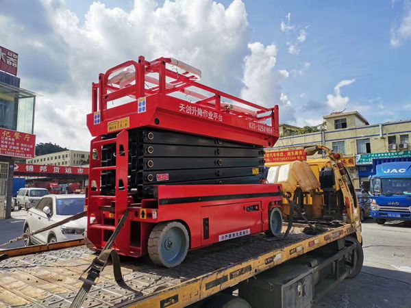 全自行走升降平臺(tái)發(fā)往湖南 全自行走升降平臺(tái)